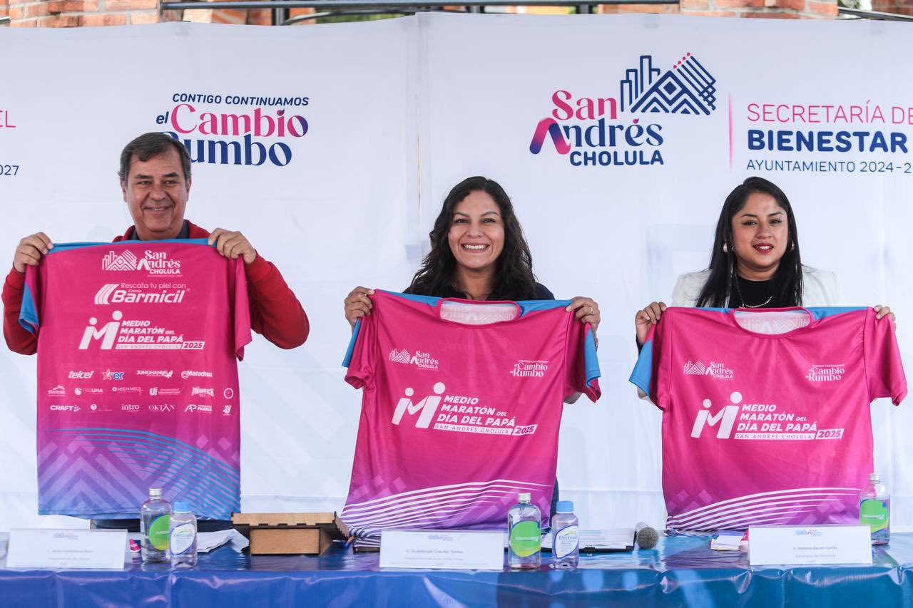 Presentan medalla y playera del Medio Maratón del Día del Papá en San Andrés Cholula
