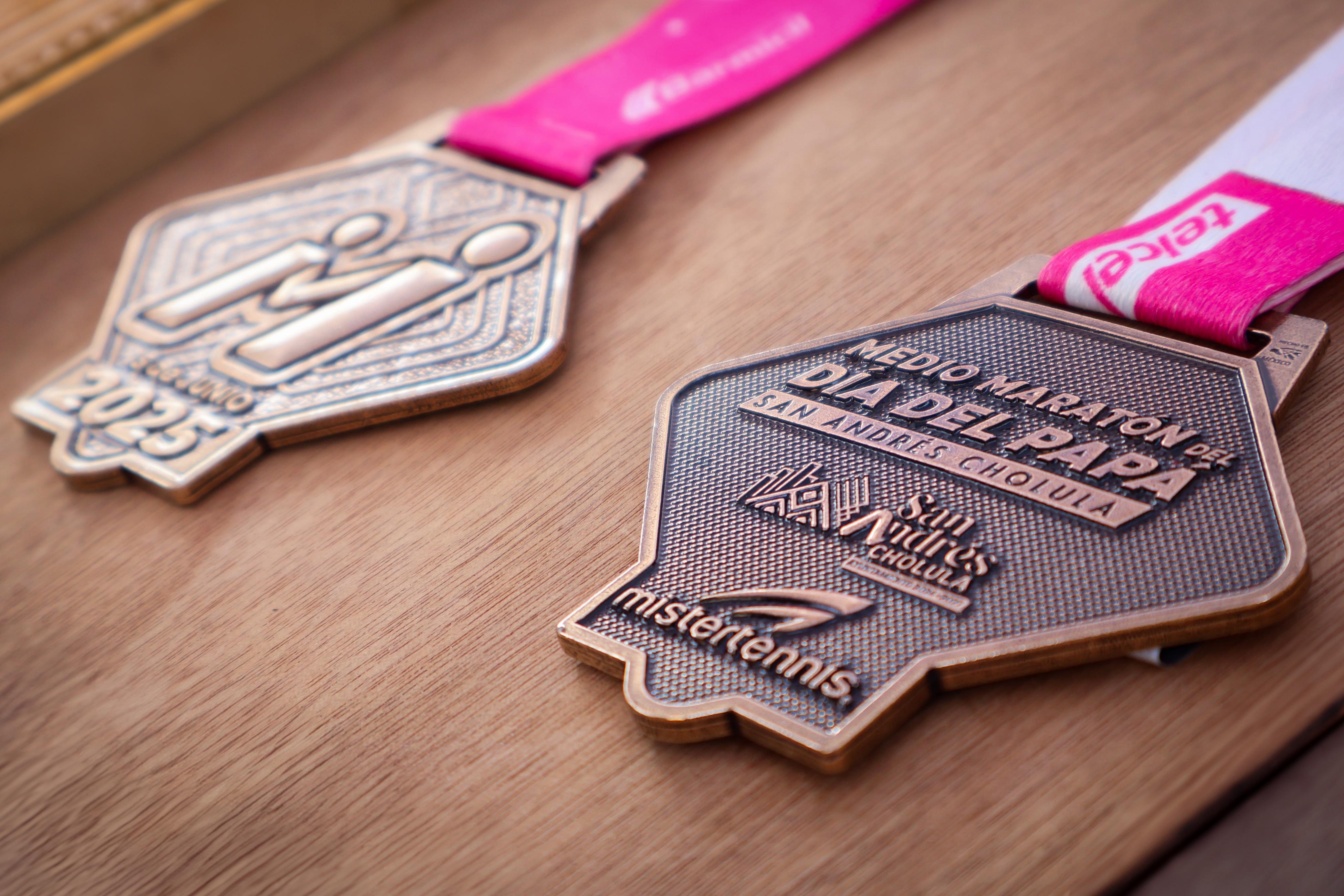 Presentan Playera y Medalla para el Medio Maratón del Día del Papá en San Andrés Cholula