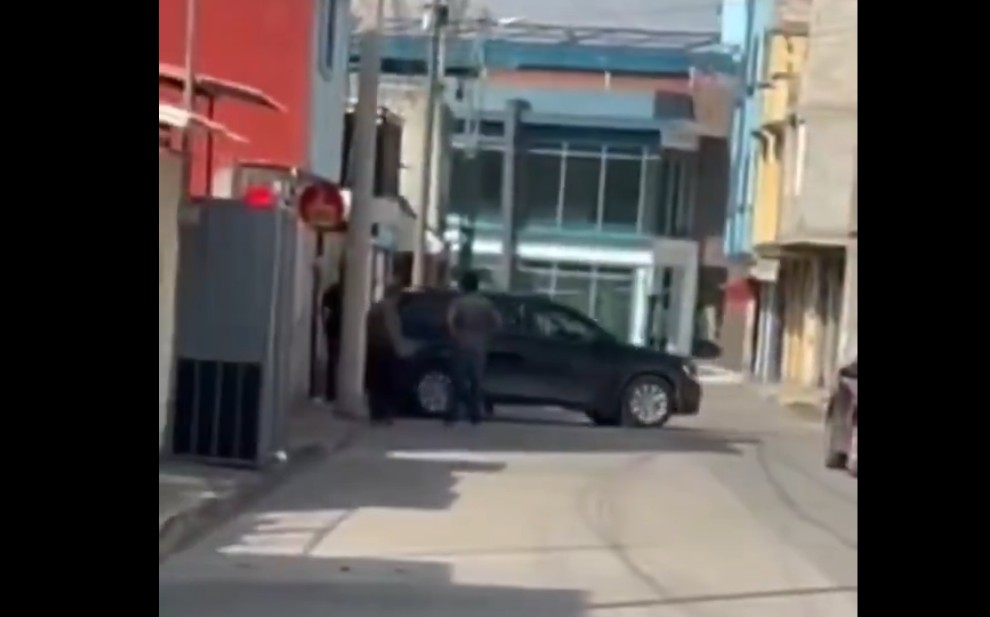 Presunto abogado embiste portón con camioneta en Texmelucan