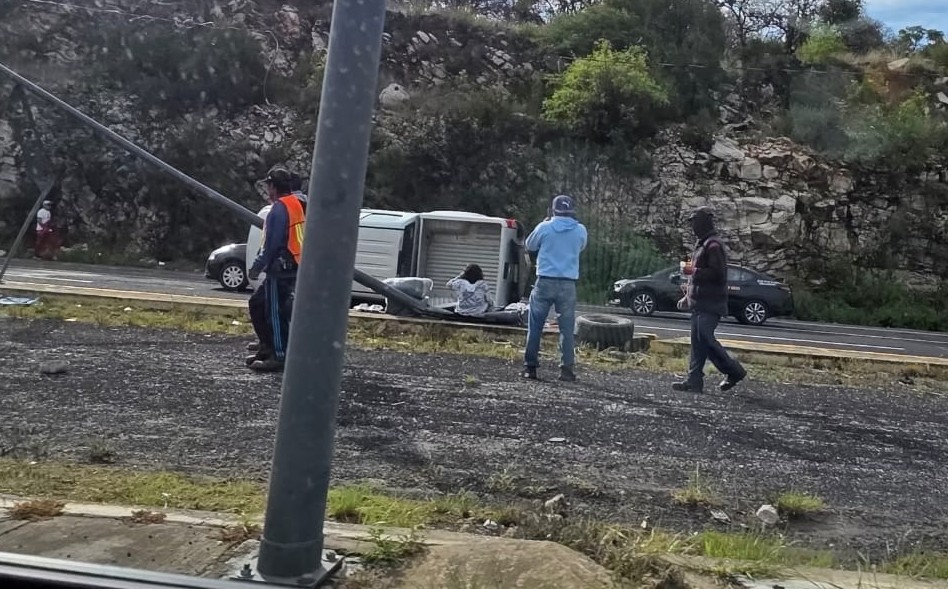 Camioneta vuelca en Periférico Ecológico rumbo a Tehuacán