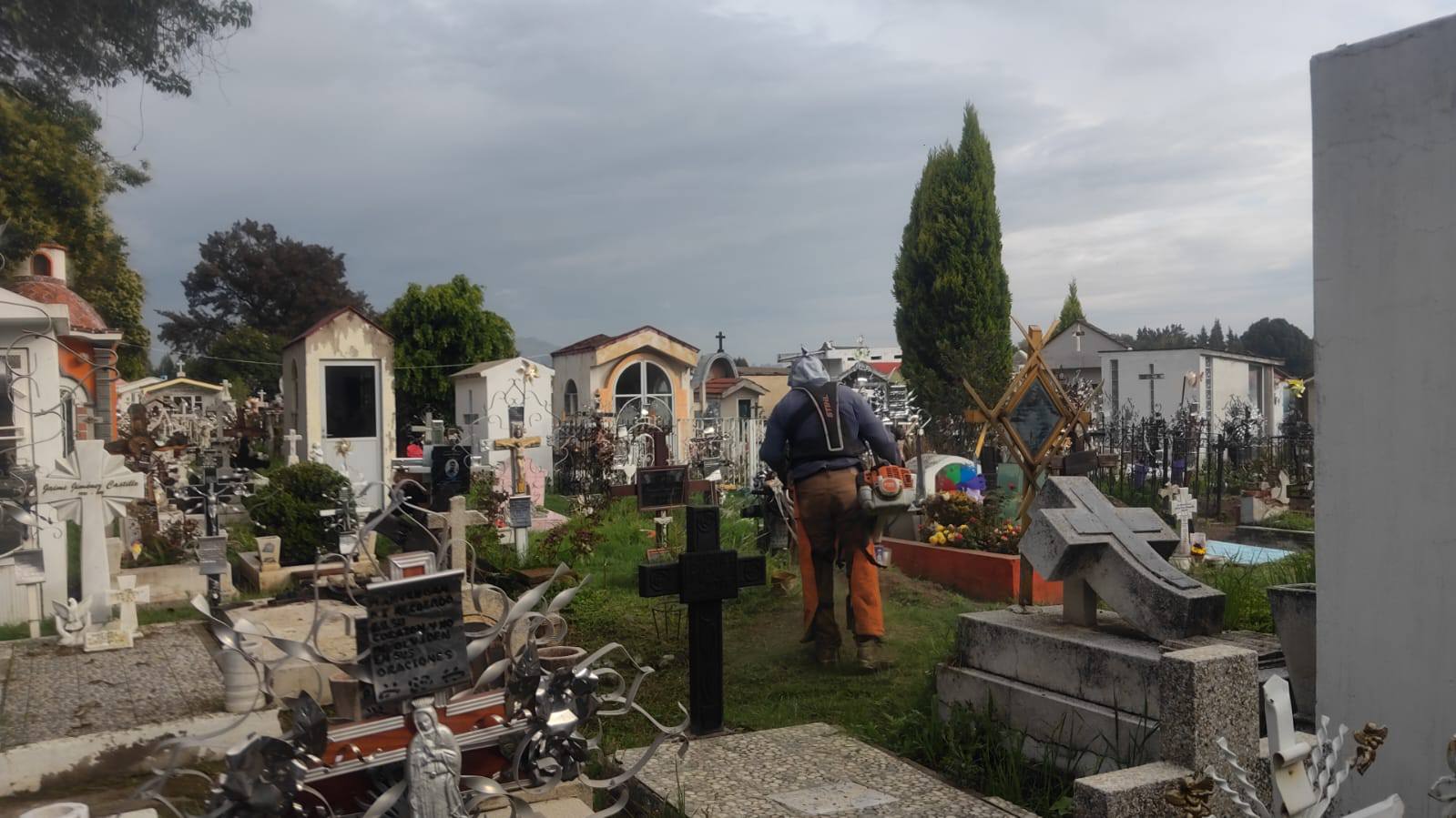 Realizan jornada de limpieza en panteones municipales previo al Día del Padre