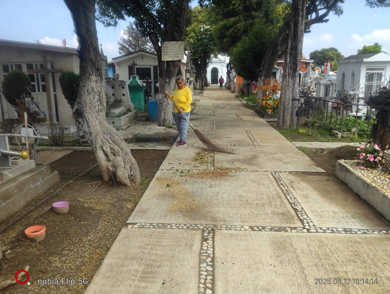 Realizan jornada de limpieza en panteones municipales previo al Día del Padre