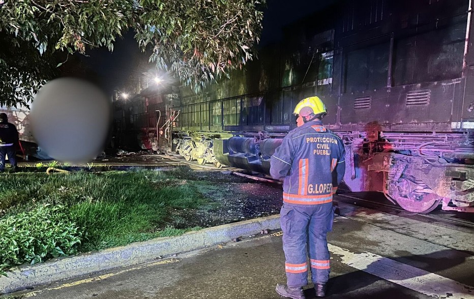 Tráiler intentó ganarle el paso al tren en Puebla