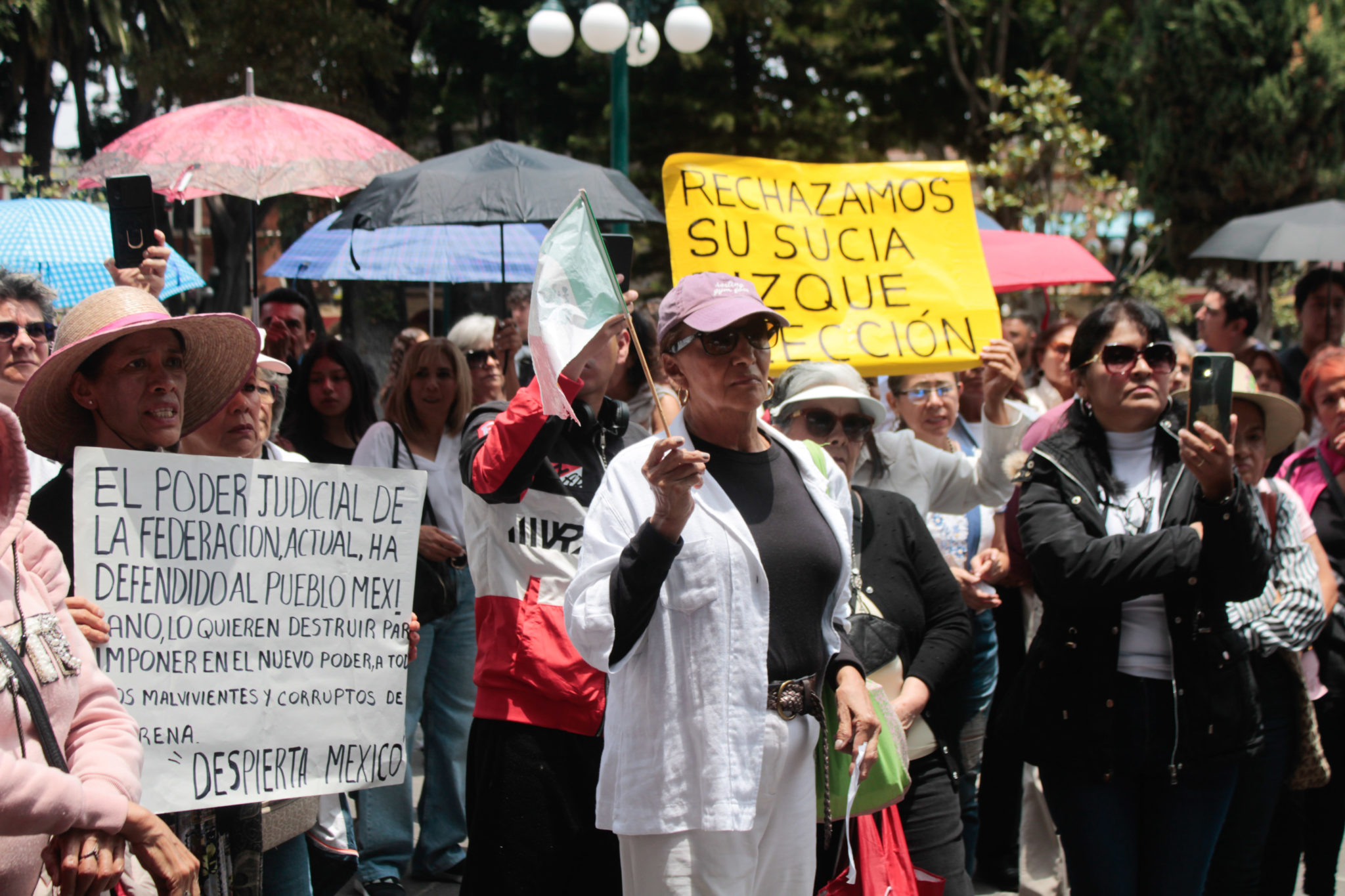 Protestan en el Zócalo de Puebla contra elección del Poder Judicial