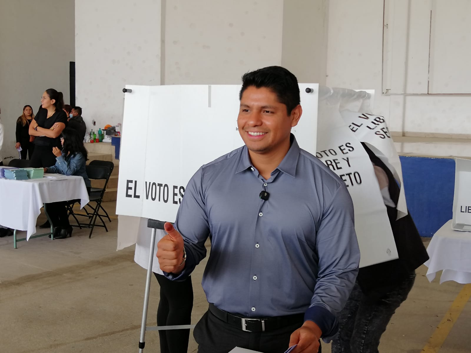 Omar Muñoz acude a votar y reporta jornada electoral en calma