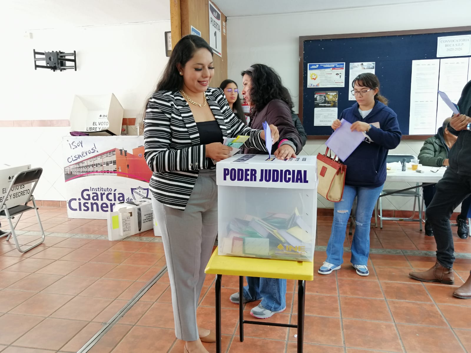 Tonantzin Fernández emite su voto: Jornada electoral en calma en San Pedro Cholula