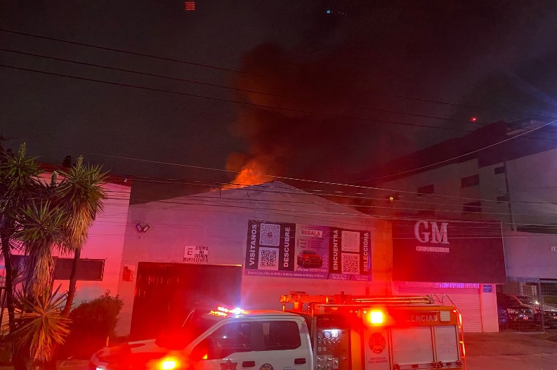 Fuerte incendio en lote de autos del bulevar Hermanos Serdán