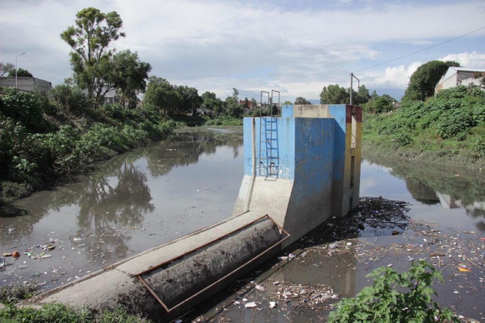 Supervisa Ayuntamiento de Puebla labores de desazolve en el vaso regulador Puente Negro
