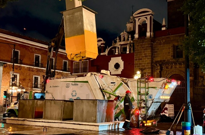 Limpieza integral en contenedores soterrados del Zócalo de Puebla