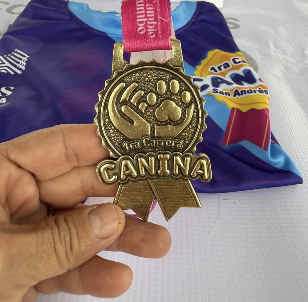 Presentan medalla y playera oficial para la Primera Carrera Canina San Andrés Cholula 2025