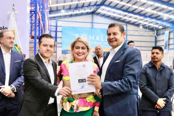 Inaugura Alejandro Armenta primera fábrica de paneles solares en Puebla
