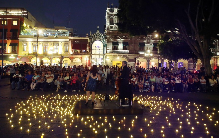 Lulú Galindo se presenta en el Zócalo de Puebla con repertorio internacional