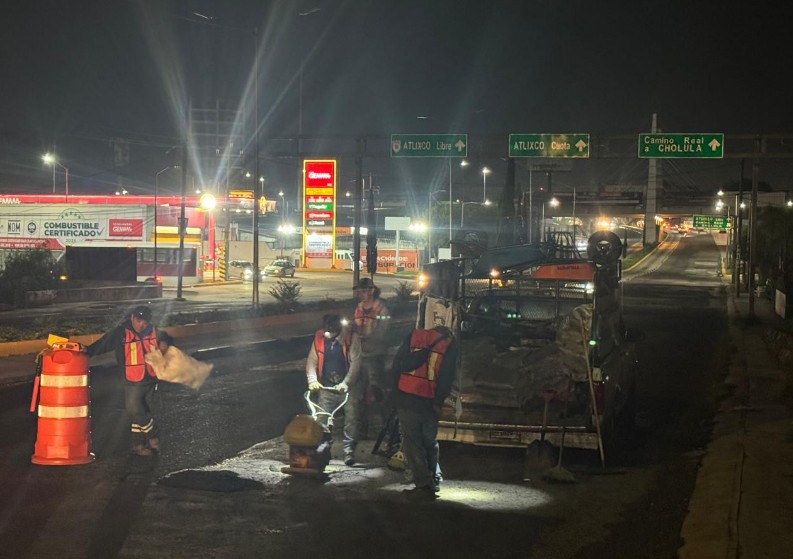 Trabajos de bacheo mejoran la carretera a Atlixco en temporada de lluvias