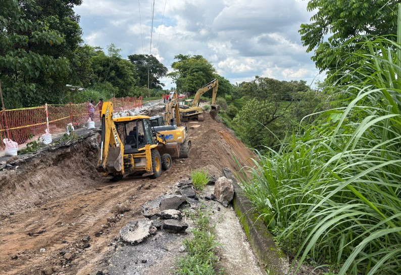 Reparan tramo carretero Hueytamalco–San José Acateno tras intensas lluvias