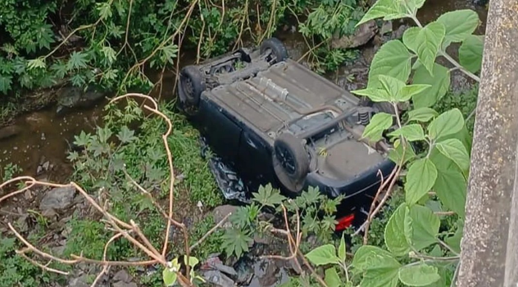 Tragedia en la Vía Atlixcáyotl: joven pierde la vida al caer a un barranco