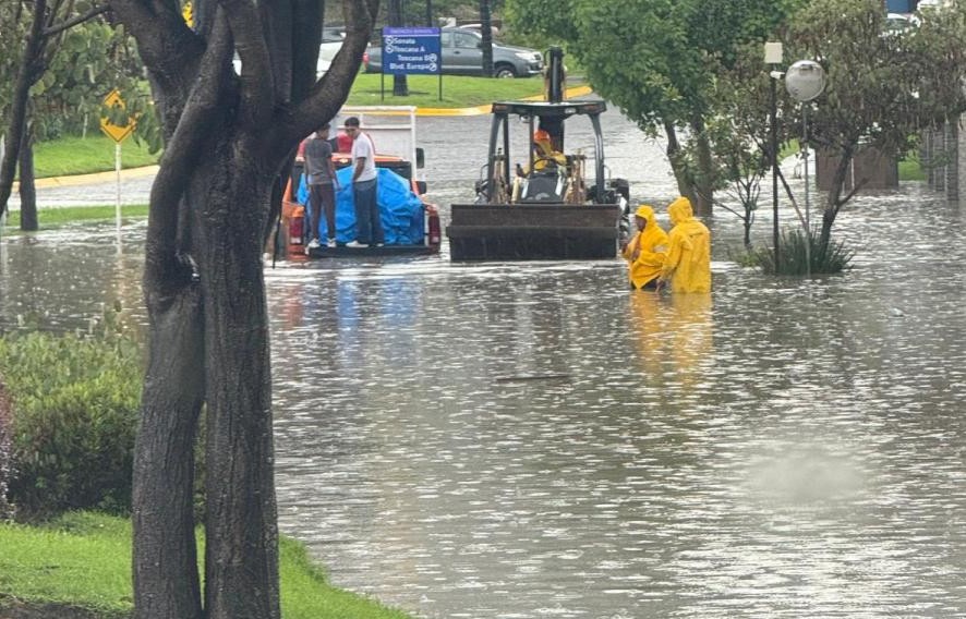 Tormenta azota Puebla: calles inundadas y caos vial
