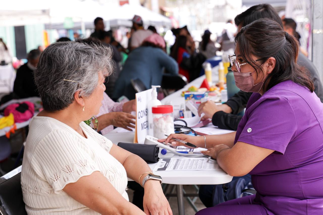 Acerca Lupita Cuautle servicios y atención directa a Lázaro Cárdenas