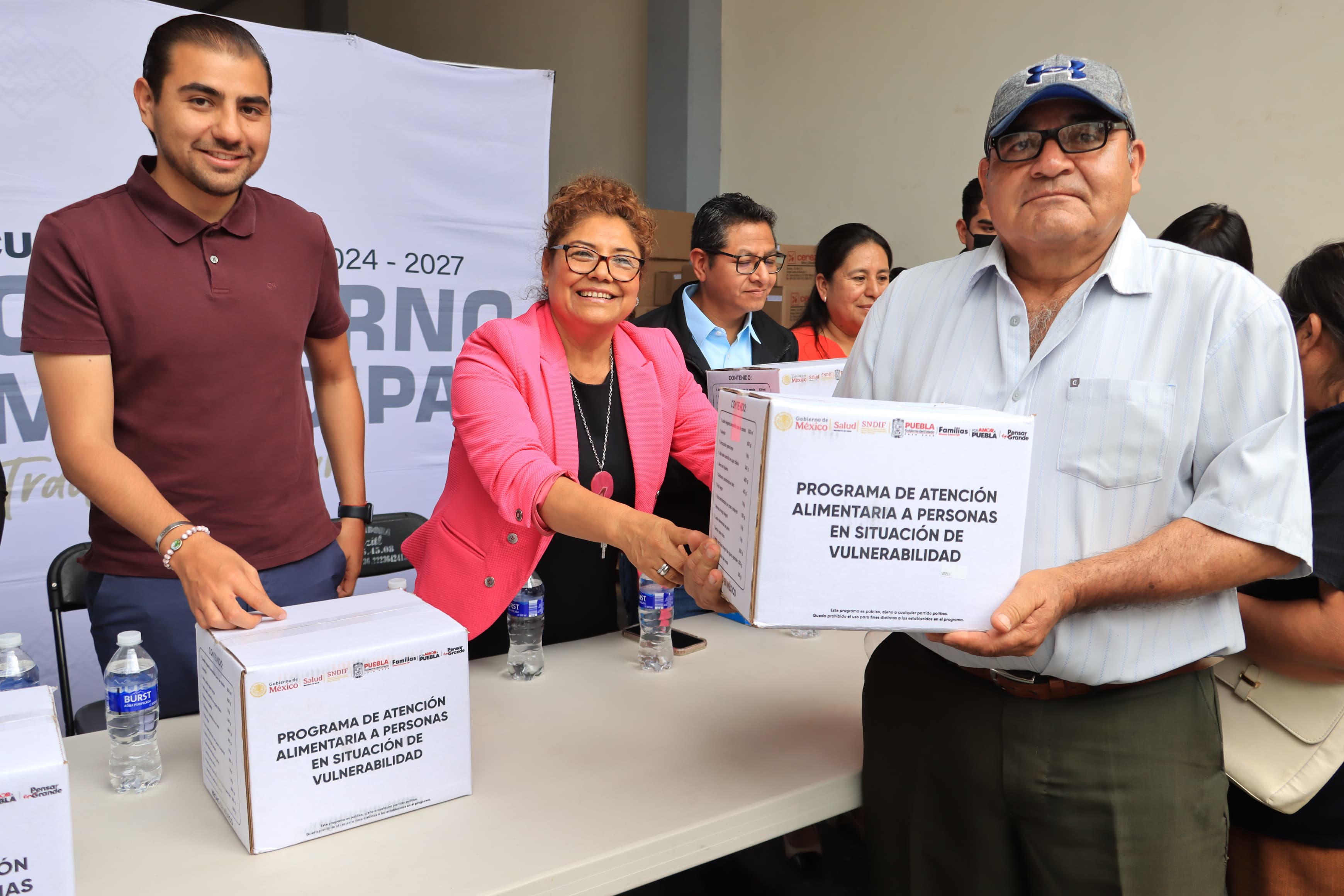 Tere Alfaro entrega despensas a adultos mayores de Cuautlancingo 