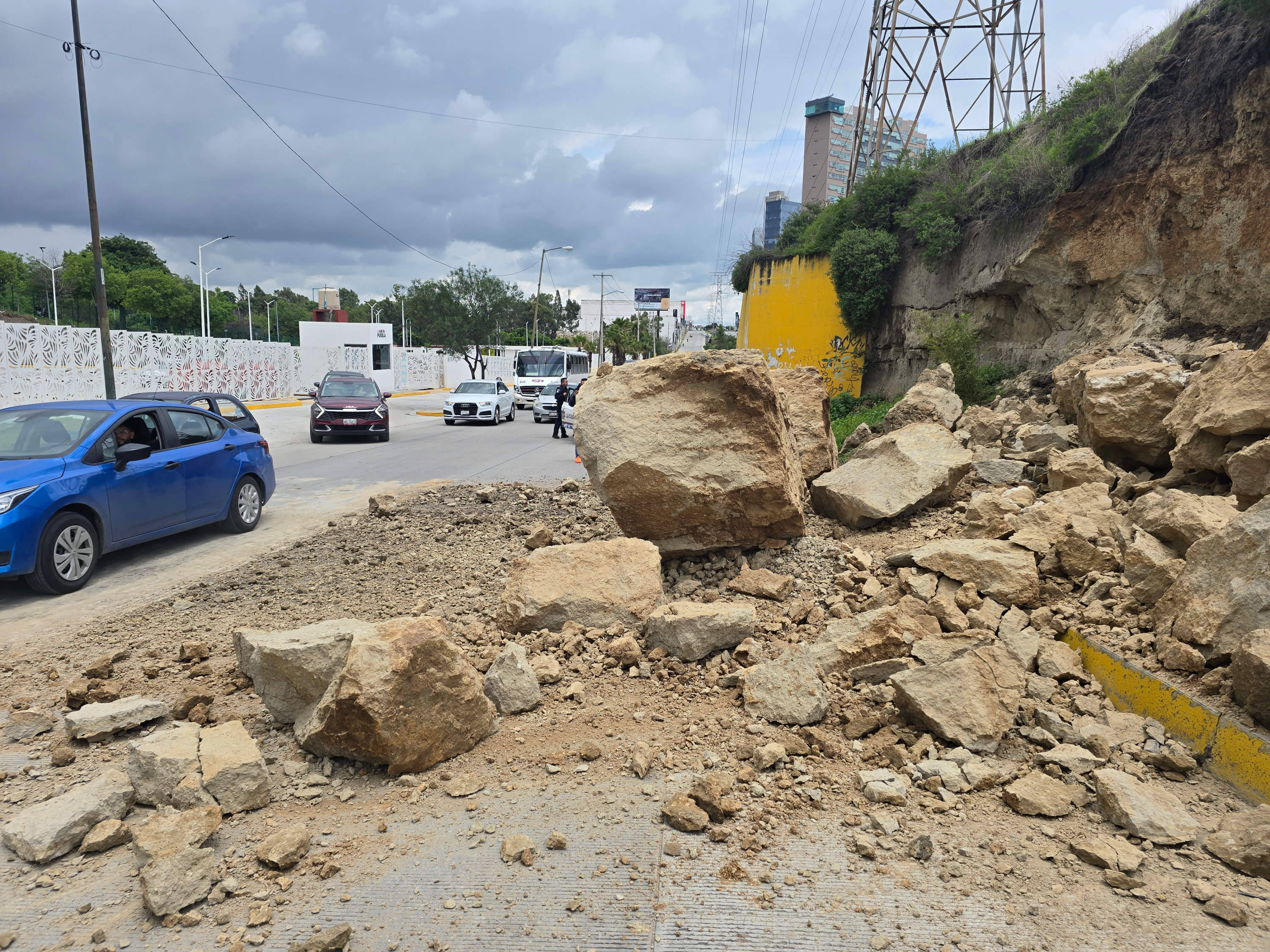 Lluvias torrenciales provocan deslave, autos varados y daños materiales en Puebla capital