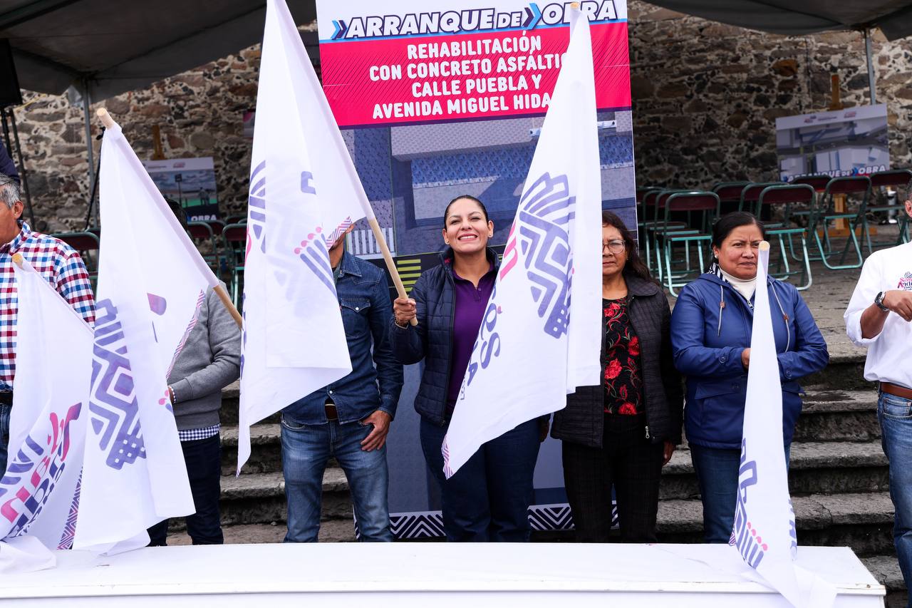 Inicia Lupita Cuautle obra de rehabilitación vial en San Francisco Acatepec