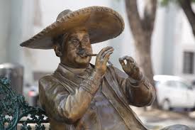 Restaurarán esculturas vandalizadas en la calle 5 de Mayo