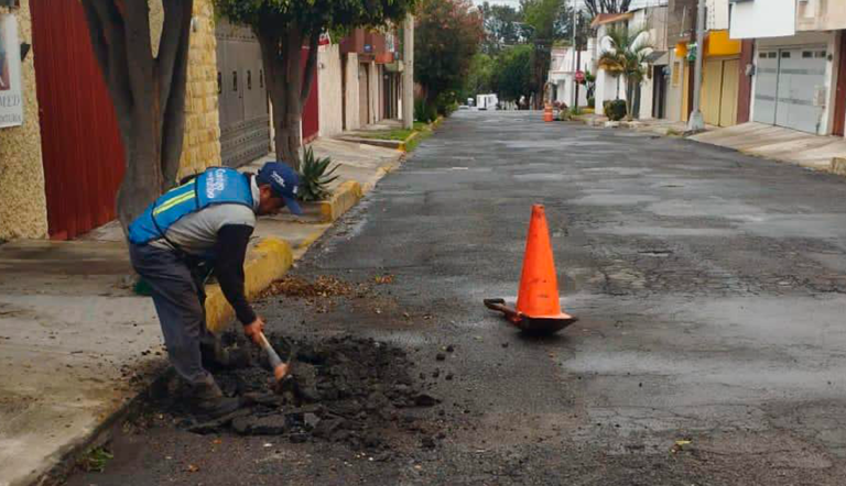 Incrementan cuadrillas de bacheo en Puebla; gobierno municipal reconoce rezago heredado