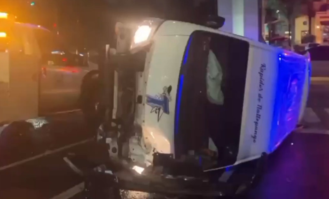 Once heridos tras volcadura de unidad de transporte en Puebla