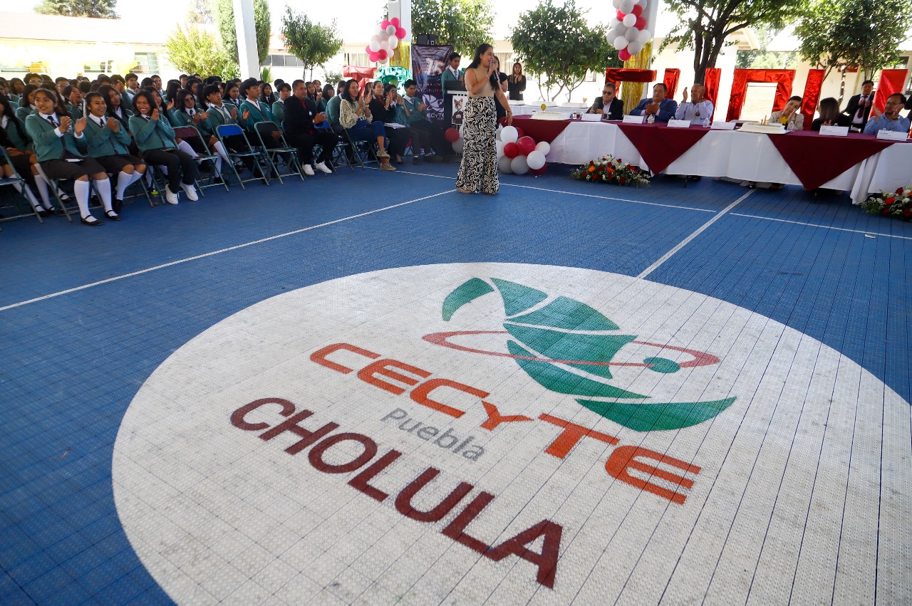 Tonantzin Fernández anuncia pavimentación de la avenida de acceso al CECyTE de Almoloya