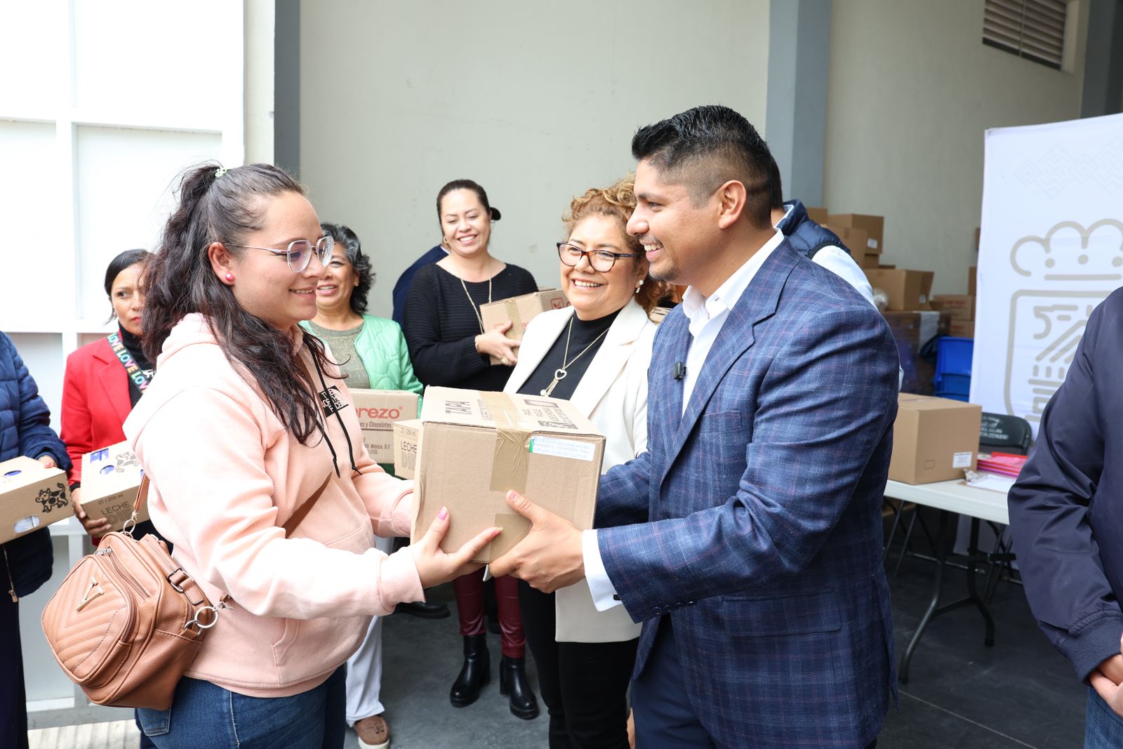 Entregan Omar Muñoz y Tere Alfaro desayunos fríos a escuelas de Cuautlancingo 