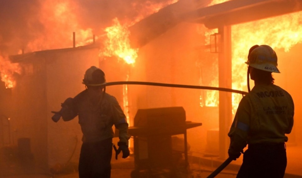 Fuerte incendio arrasa con al menos 20 comercios en Chilpancingo