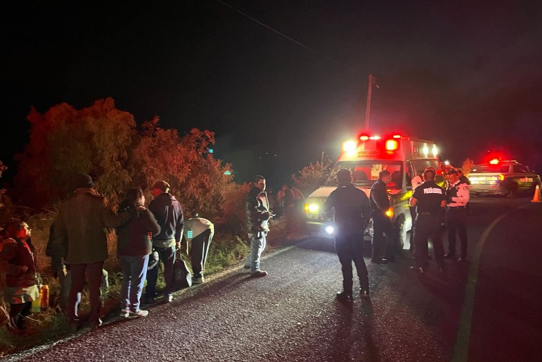 Camioneta se precipita a un barranco en Coxcatlán: 3 muertos y 9 heridos