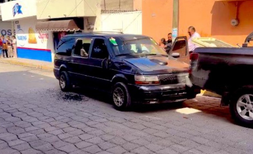 Asesinan a hombre a bordo de camioneta en Tecamachalco