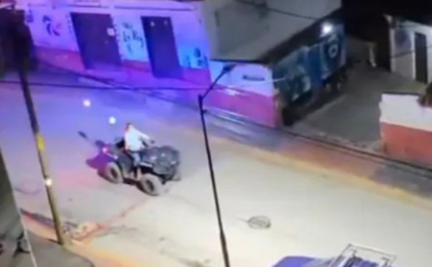 Ataque sorpresivo: mujer apuñala a policía y huye en cuatrimoto oficial