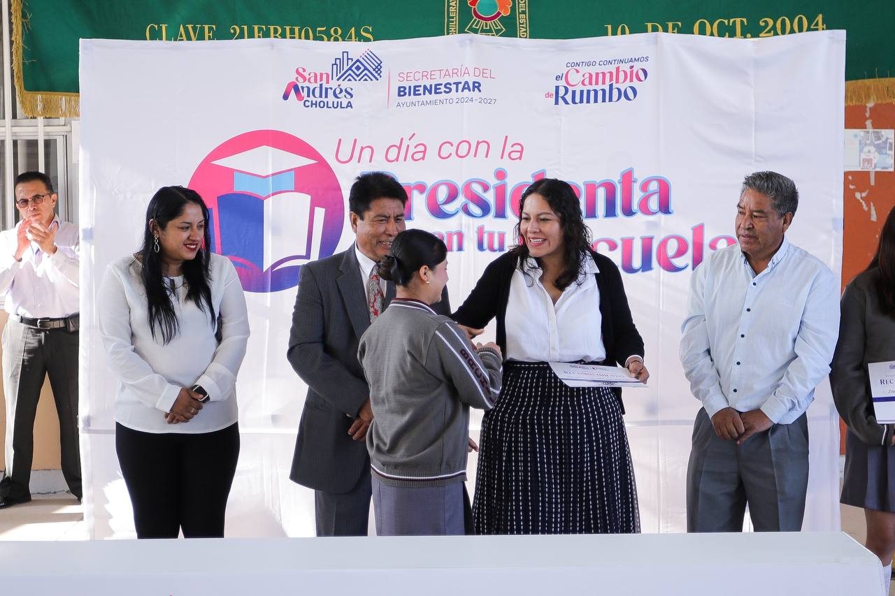 Guadalupe Cuautle convive con estudiantes sobresalientes en San Andrés Cholula