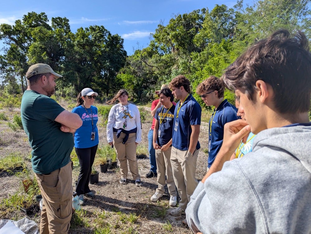 Estudiantes de Broward restauran praderas con plantas nativas