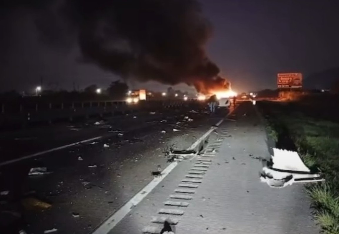 Tráiler se incendia y explota en la autopista Veracruz-Puebla, cerrando la vialidad