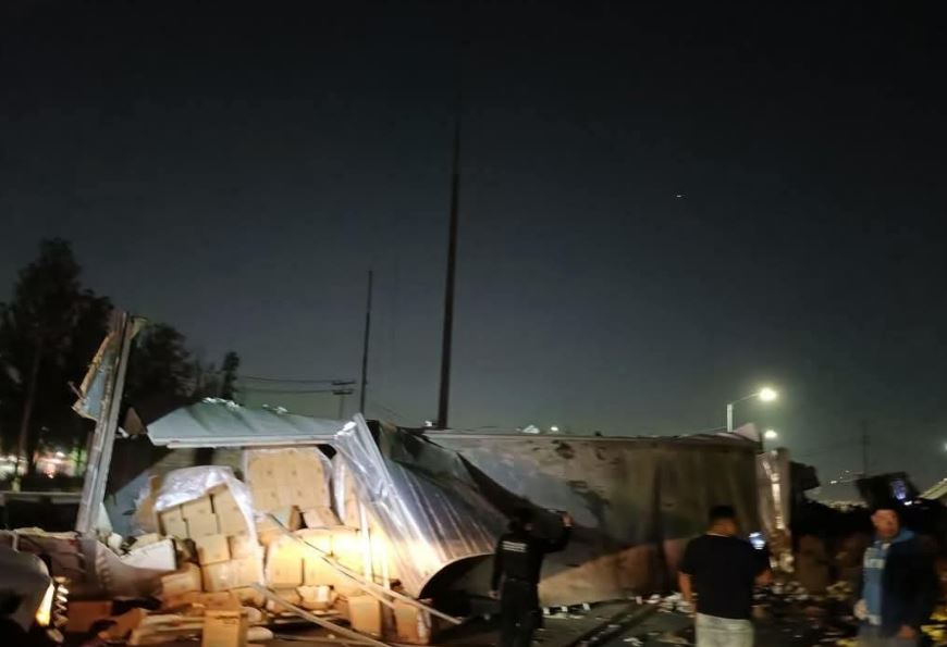 Tráiler cae de un puente en Ecatepec tras exceso de velocidad