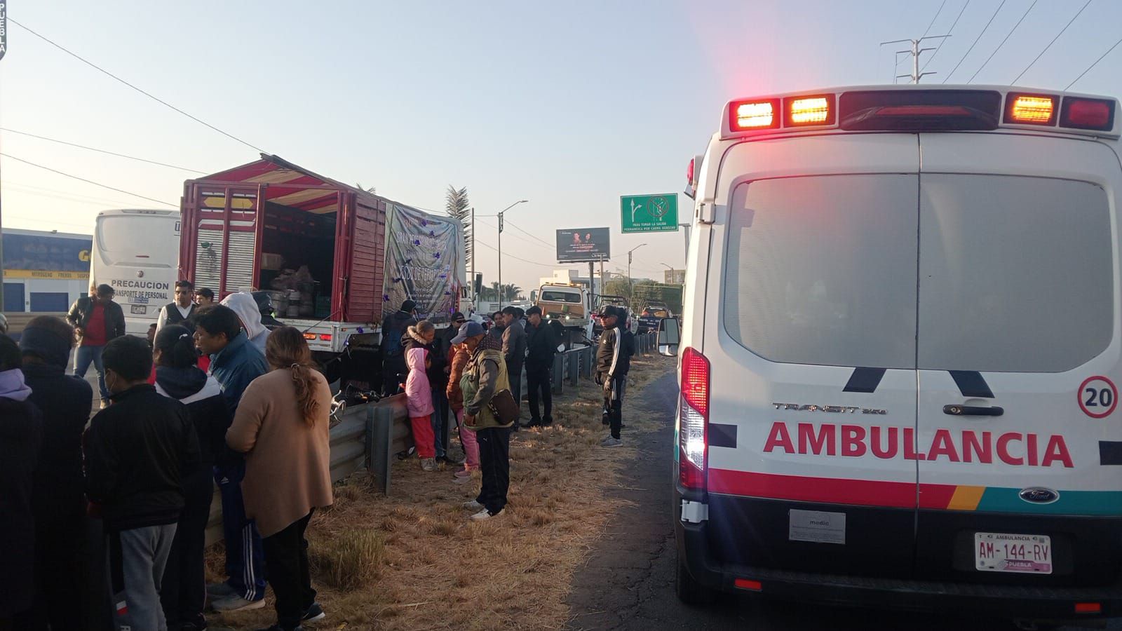 Paramédicos atienden a tres personas tras accidente en Periférico Ecológico