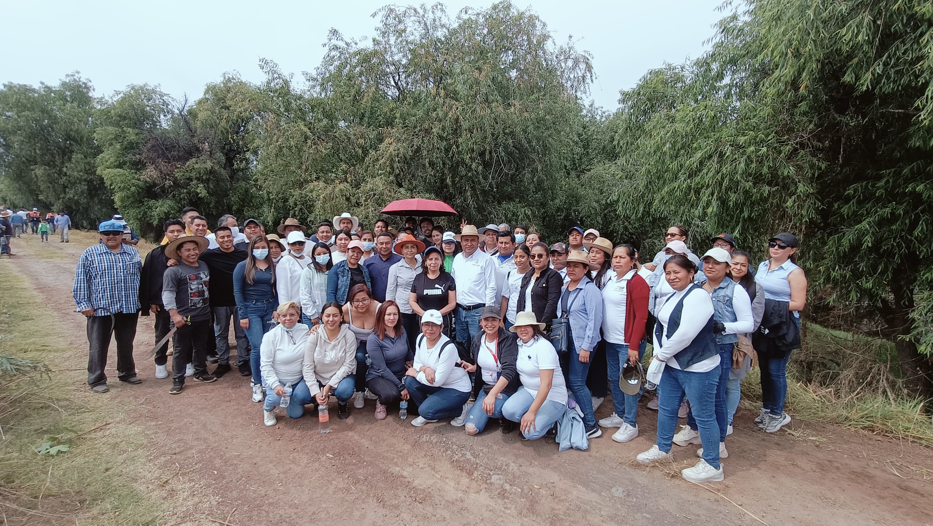 Realiza Armando Aguirre faena en el Río Atoyac
