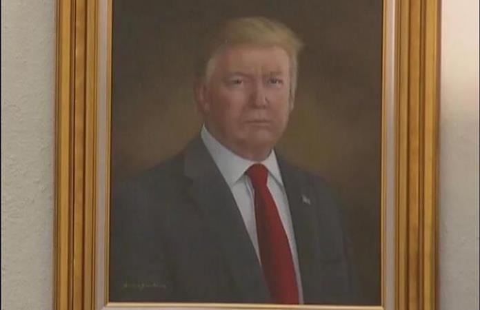 Trump acusa a Jared Polis de desfigurar su retrato en Colorado