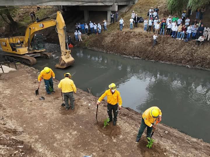 Denuncian simulación en limpieza de Cuenca Atoyac, poniendo en riesgo la salud
