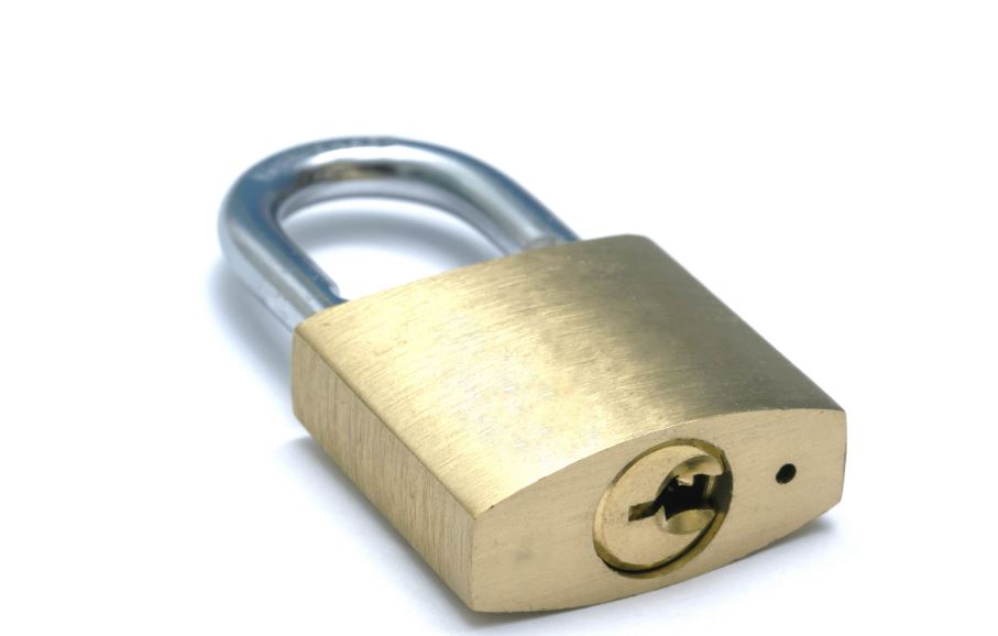 ¿Por qué los candados tienen un pequeño agujero en la base?