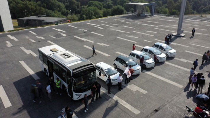 Gobierno de Puebla entrega primeros vehículos eléctricos para el transporte público 