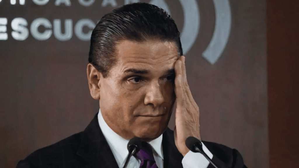 FGR emite ficha roja contra Silvano Aureoles por corrupción en Michoacán