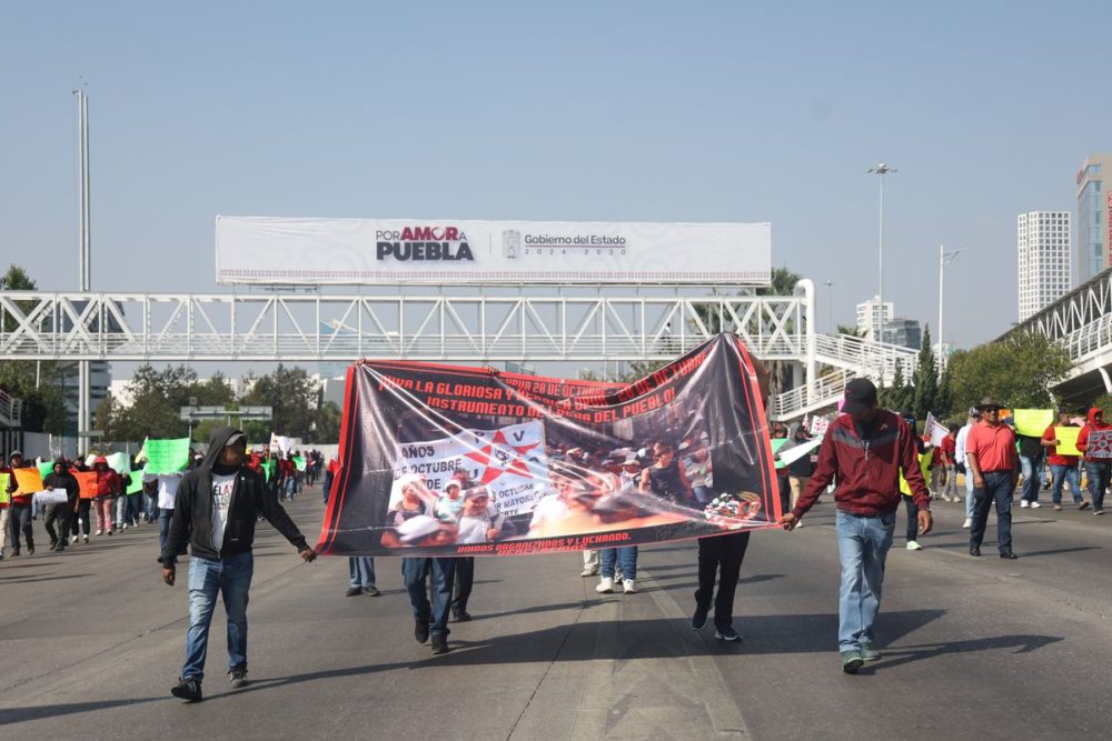 Taxistas irregulares de la 28 de Octubre protestan en la Vía Atlixcáyotl por operativos del gobierno estatal