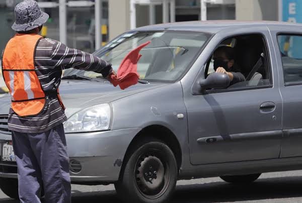 Puebla analiza permitir a franeleros vigilar autos en la Feria, sin cobros obligatorios