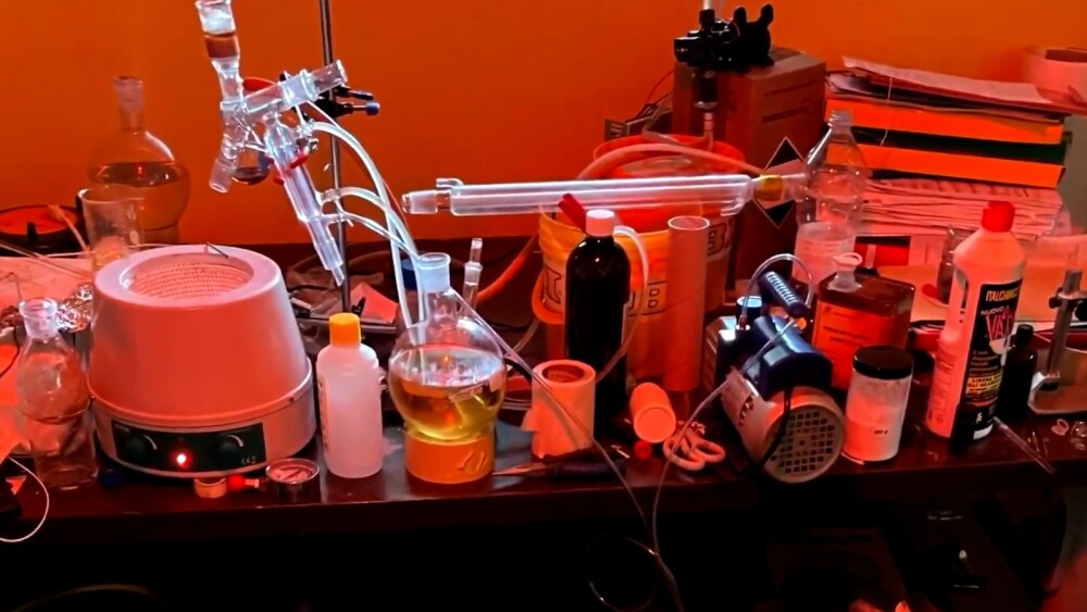 Estudiante italiano de 22 años detenido por montar un laboratorio de metanfetamina inspirado en 'Breaking Bad'