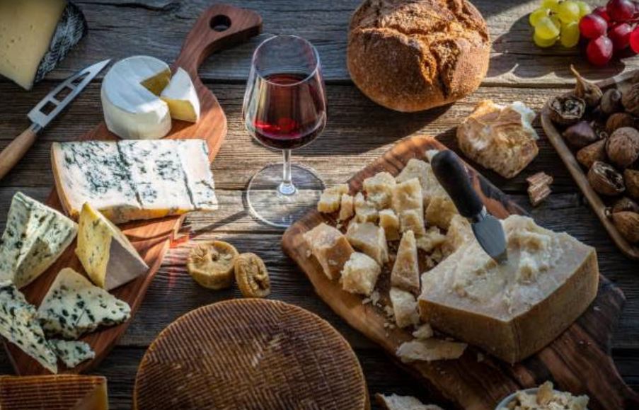 Maridaje perfecto: cómo combinar pan, queso y vino