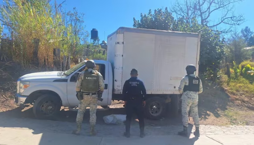 Ejército Mexicano asegura camioneta con despensas marcadas con las siglas CJNG en Michoacán