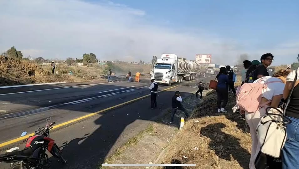 Liberan parcialmente la vialidad tras más de 16 horas de bloqueos en la Atlixco-Puebla